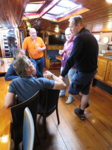 Vergaderen op een zeilschip