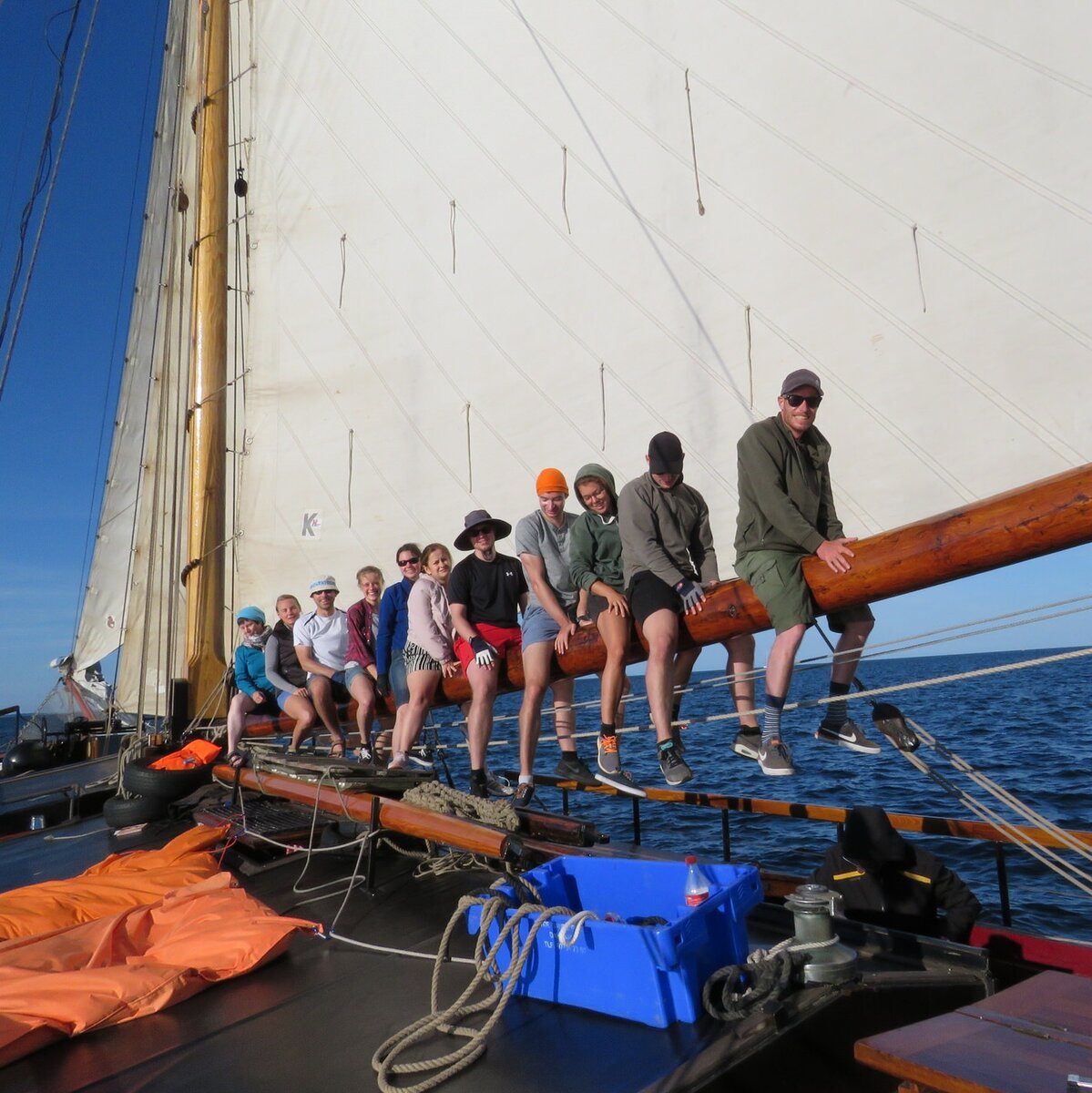 Zeilen met scholieren en jongeren